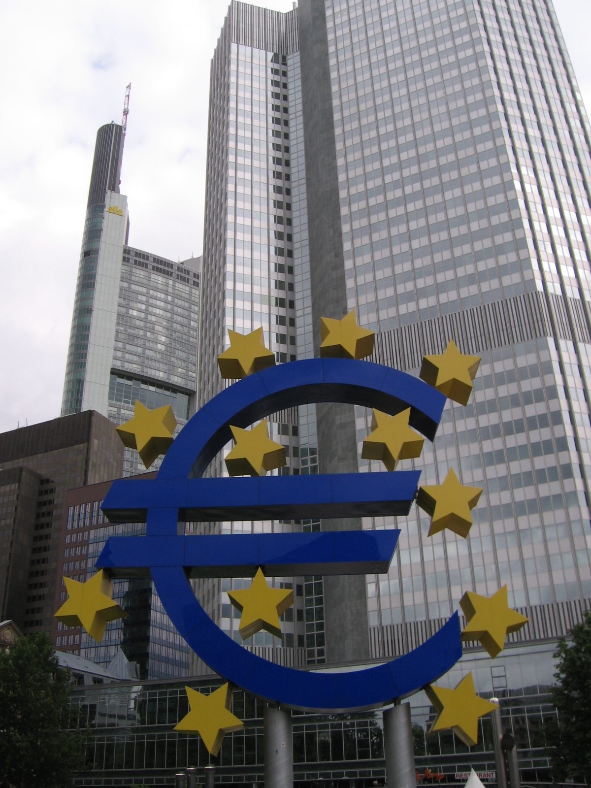 ECB snižuje úrokové sazby a věří v návrat inflace k cíli